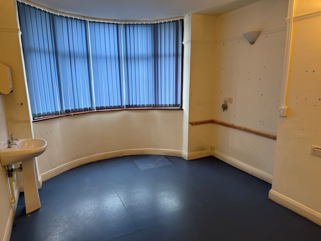 Lot: 36 - FORMER DOCTORS SURGERY WITH POTENTIAL FOR RESIDENTIAL CONVERSION - FF front consulting room 1
